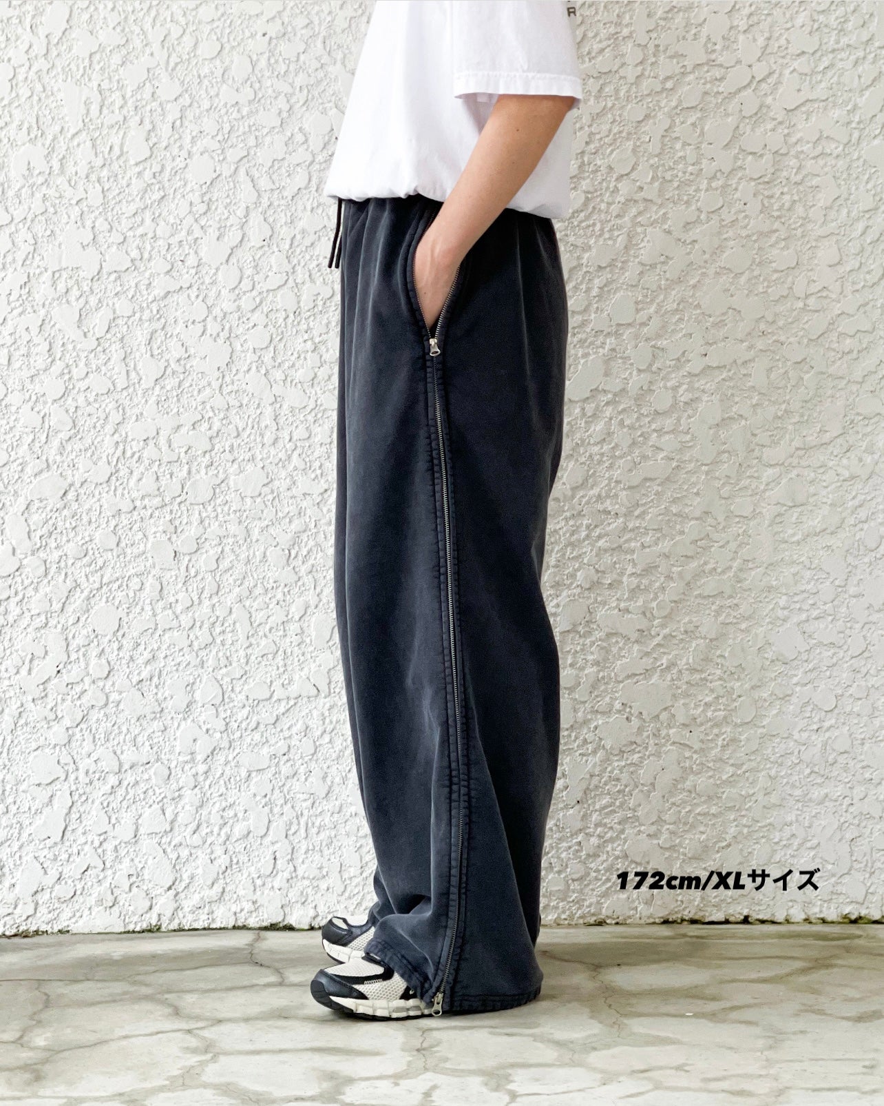 パンダ Présente】GARMENT DYED SIDE ZIP SWEAT PANTS - FADE BLACK