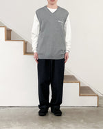 Load image into Gallery viewer, [THISISNEVERTHAT]SCRIOT LOGO KNIT VEST - GRAY
