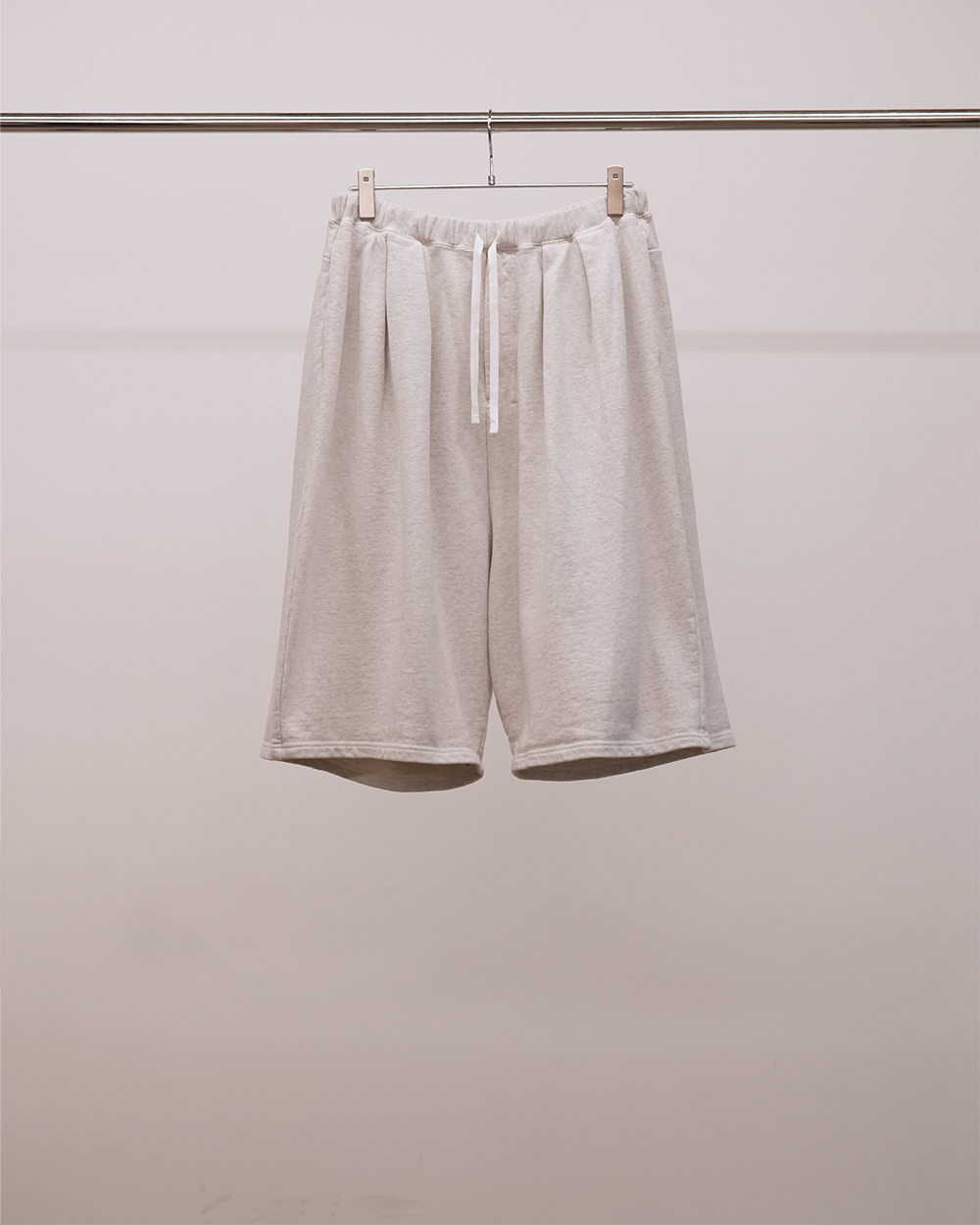 【ANCELLM】3/4 TUCK SWEAT SHORTS - ASH GRAY