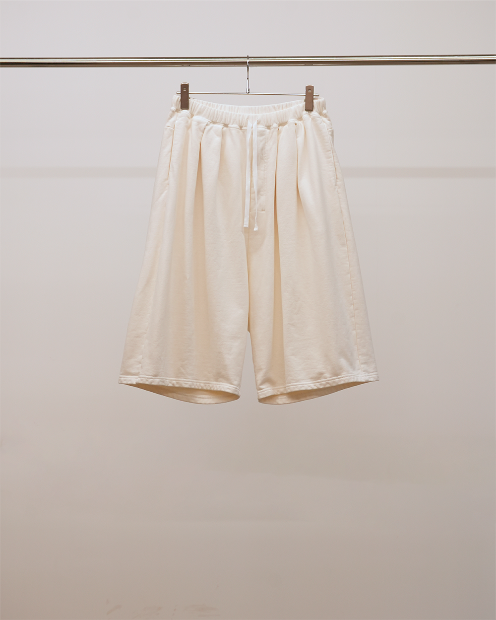 【ANCELLM】3/4 TUCK SWEAT SHORTS - WHITE