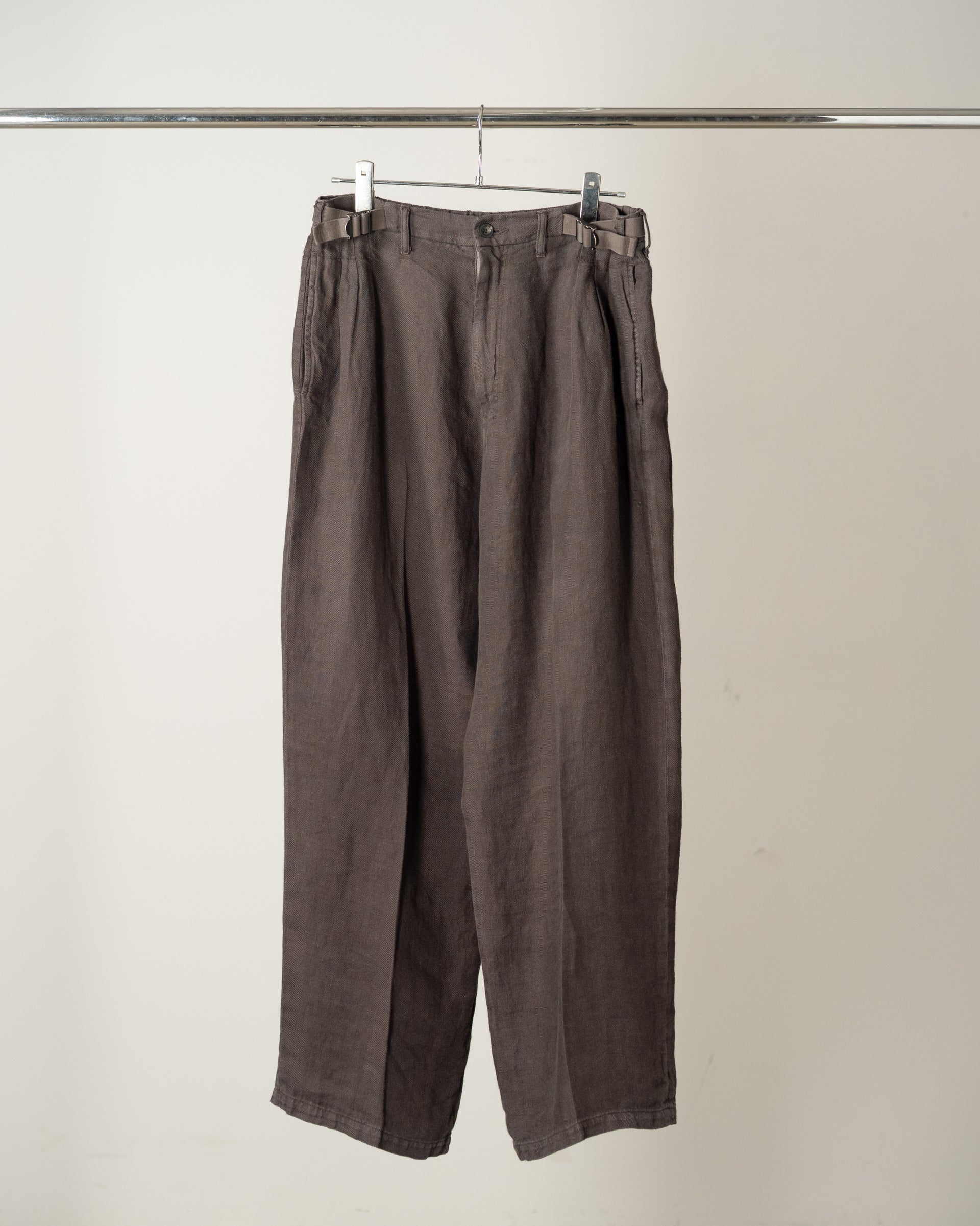 【ANCELLM】BELTED LINEN TUCK SLACKS - BROWN