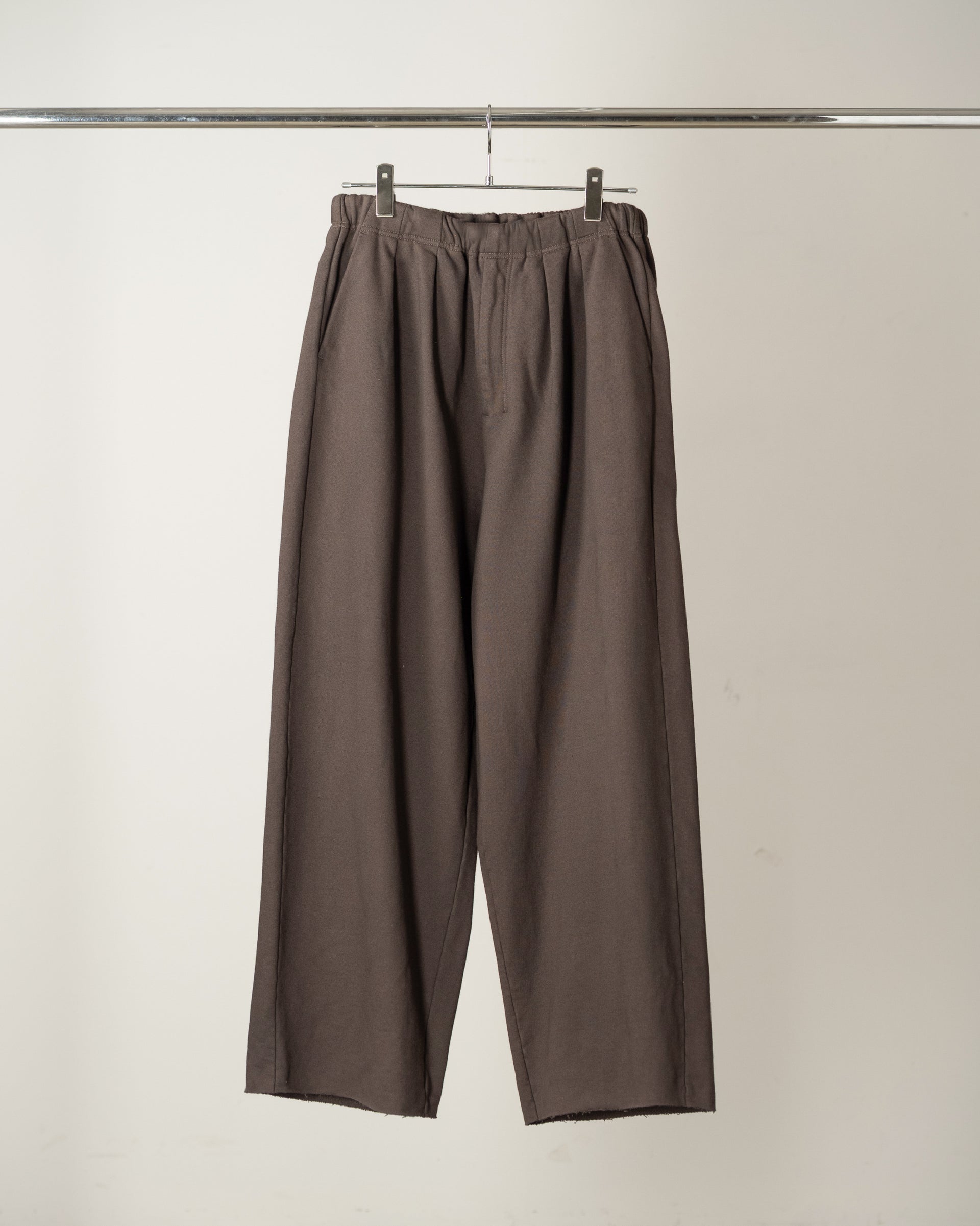 【ANCELLM】SWEAT SLACKS - BROWN