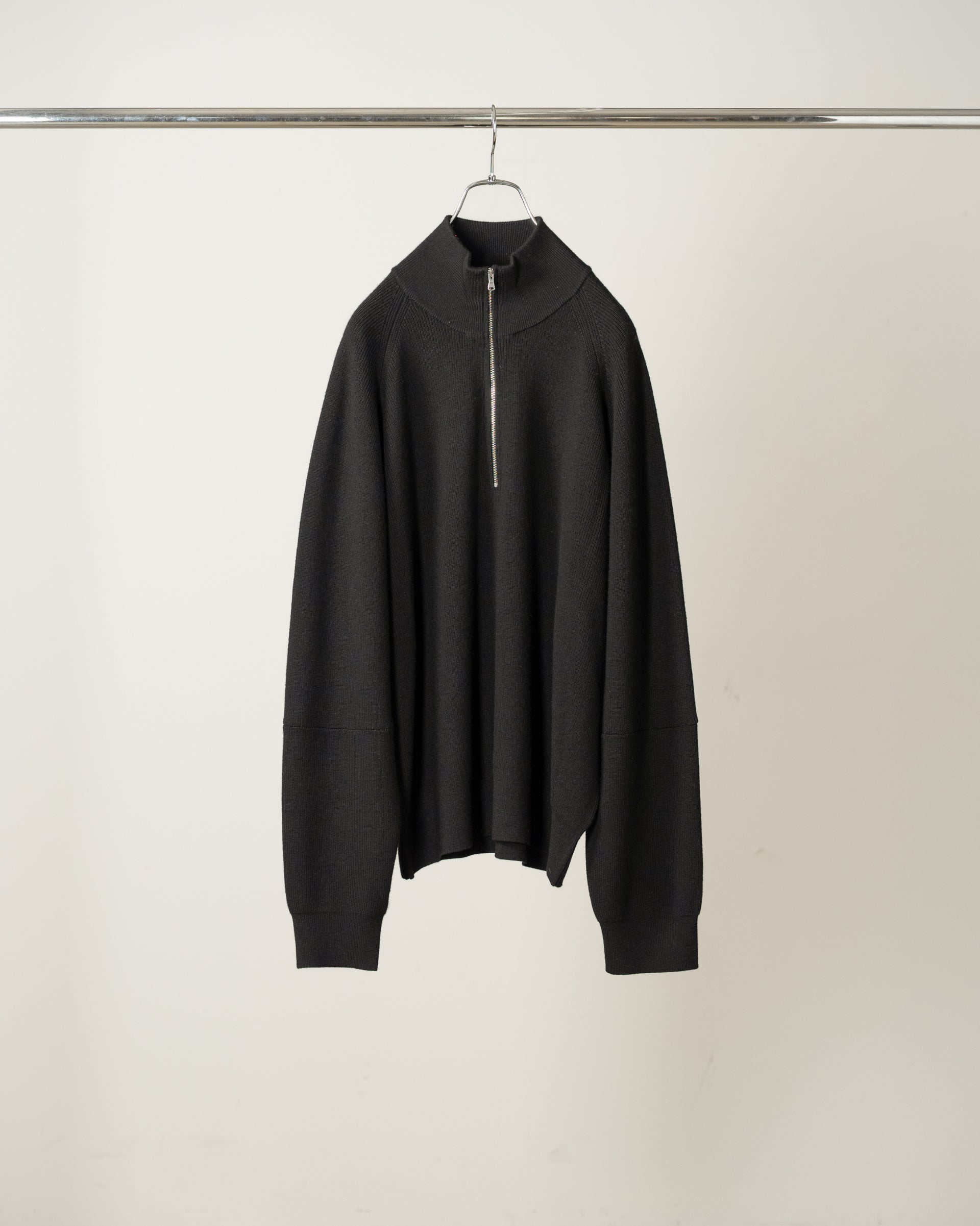 【ANCELLM】120'S WOOL HALF ZIP KNIT - BLACK