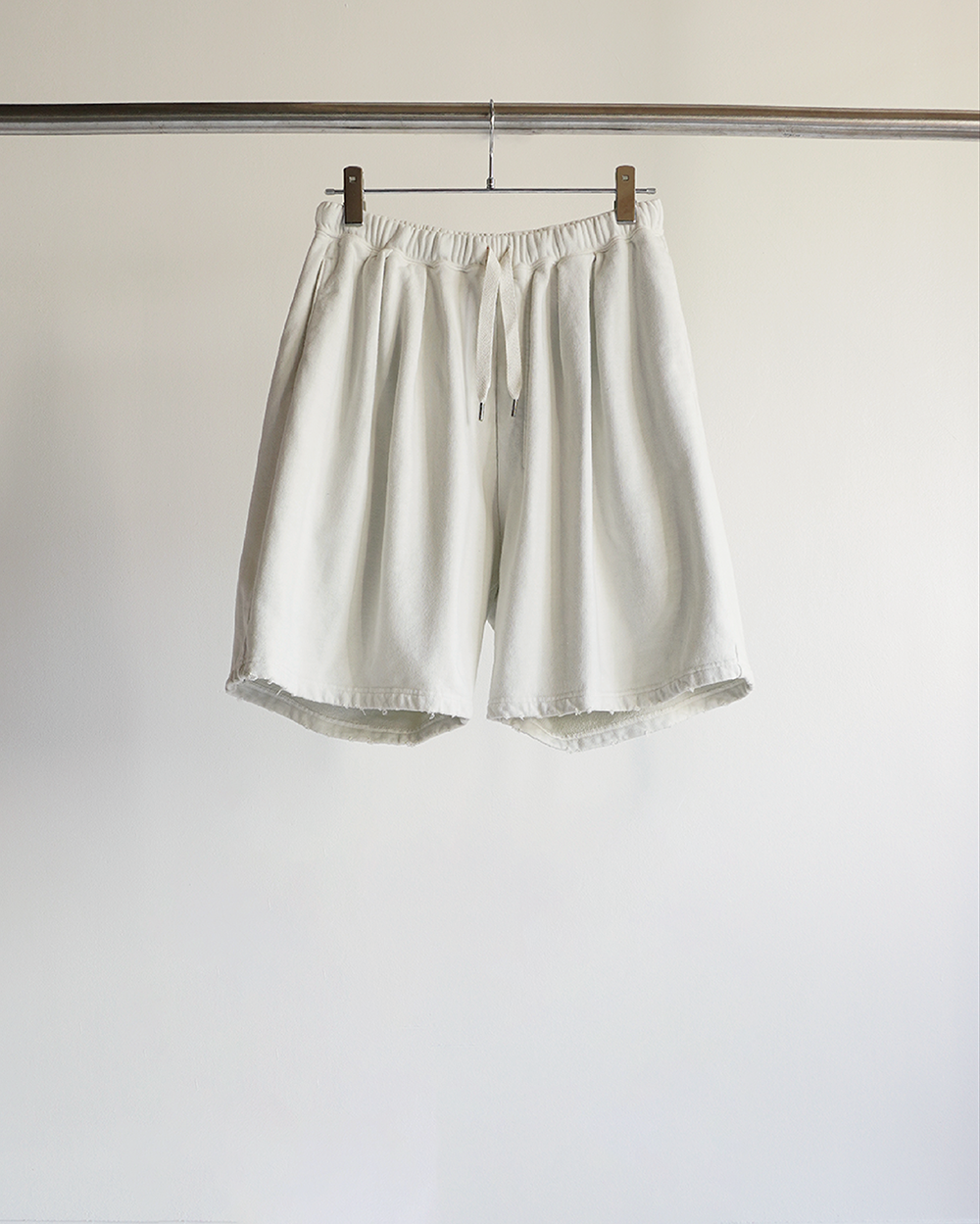 【ANCELLM】TUCK SWEAT SHORTS - WHITE