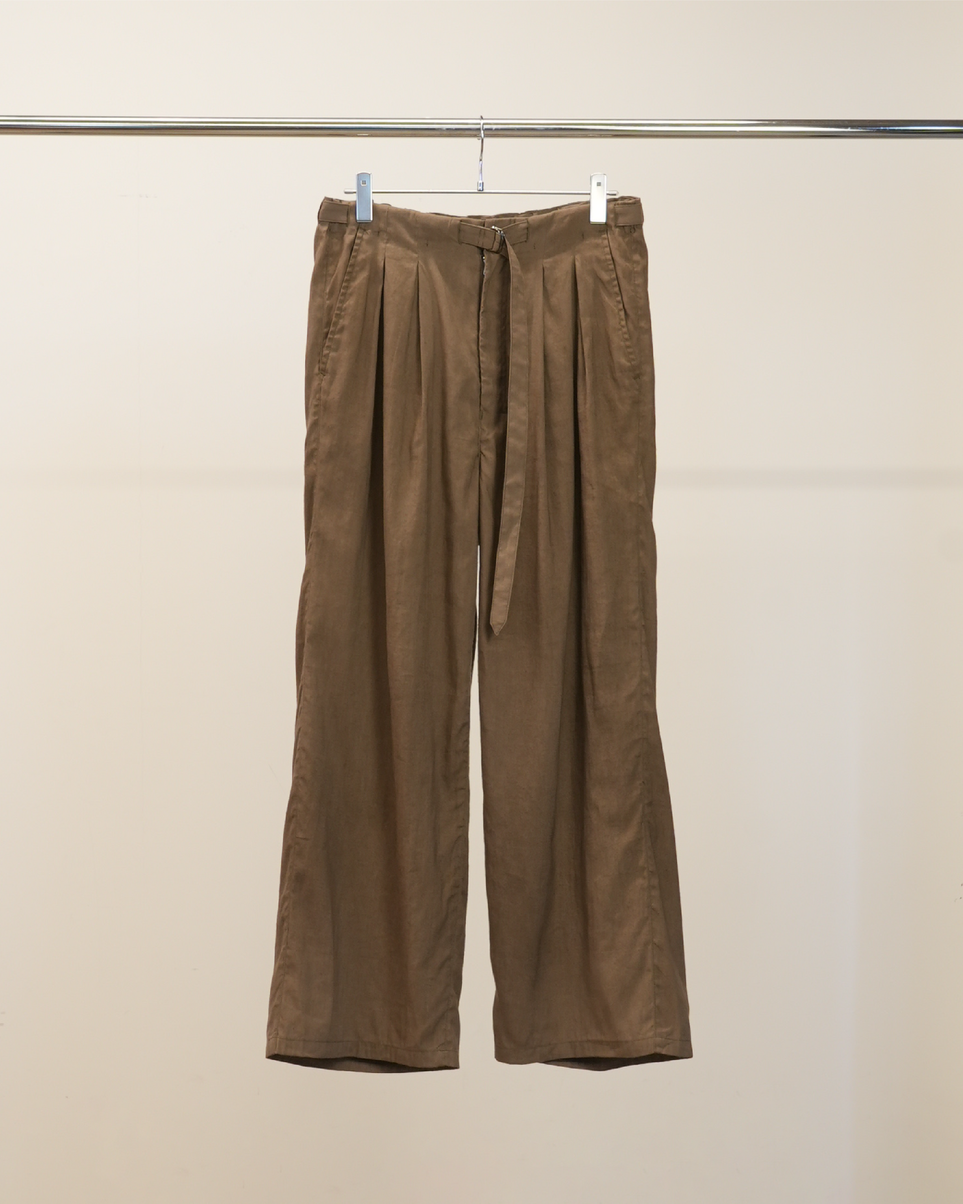 【ANCELLM】LINEN POPLIN BELT-LESS SLACKS - BROWN