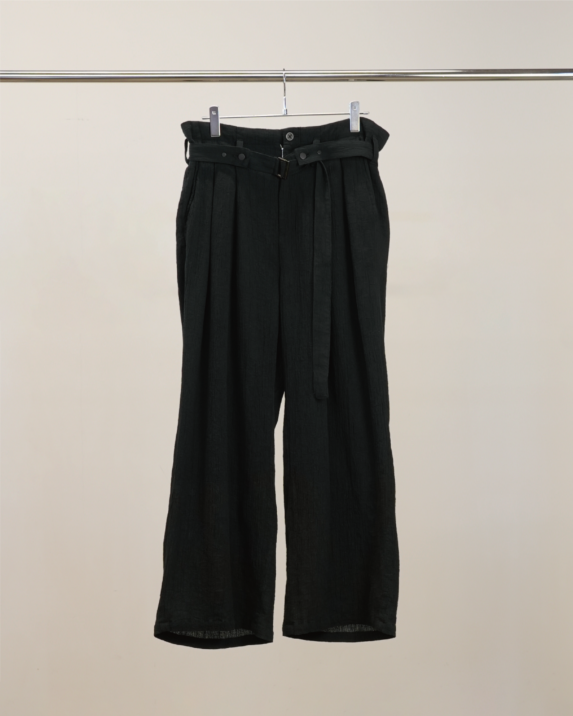 【ANCELLM】BELTED CREPE TUCK SLACKS - BLACK