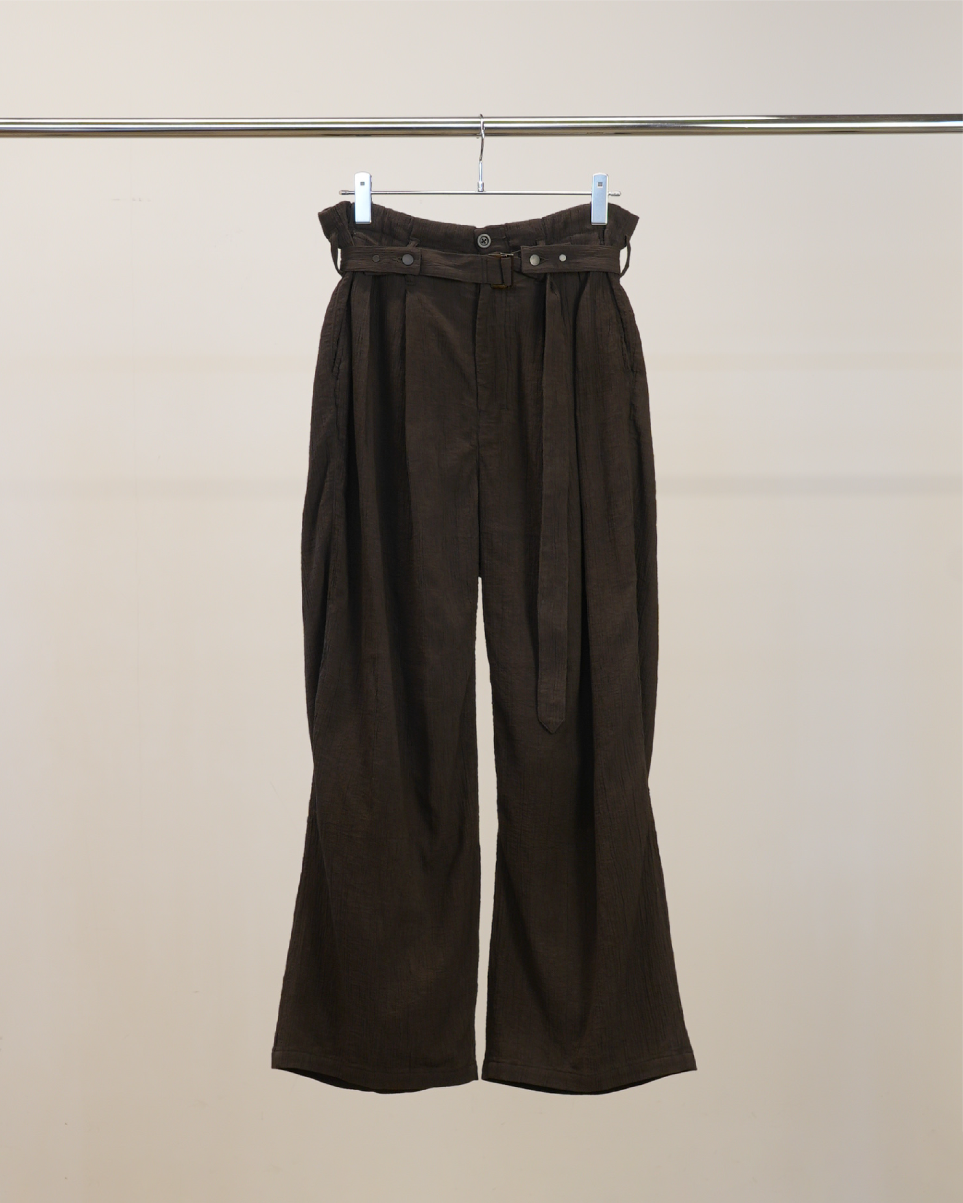 【ANCELLM】BELTED CREPE TUCK SLACKS - BROWN