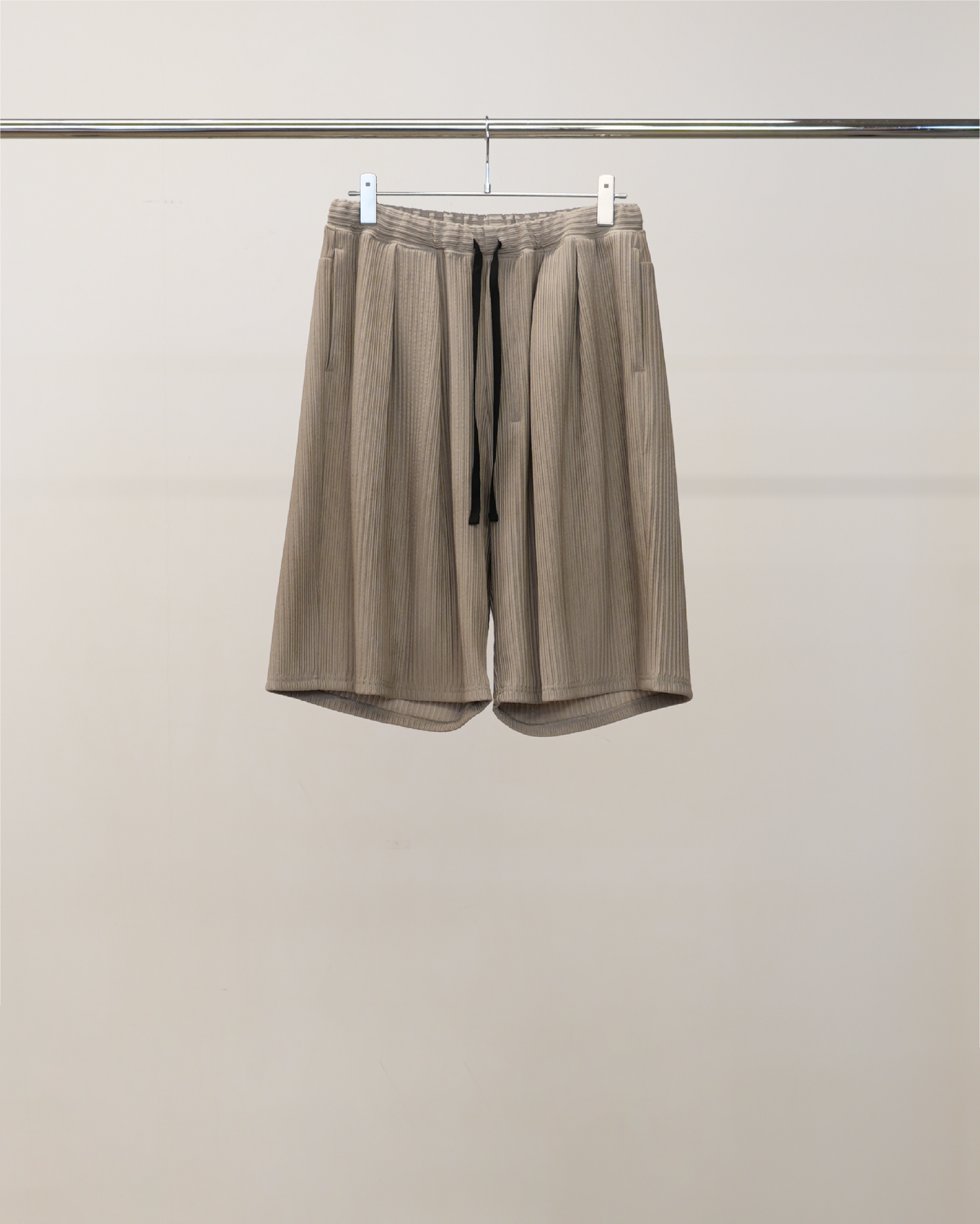 【ANCELLM】WRINKLED STRIPE TUCK SHORT PANTS - GREIGE
