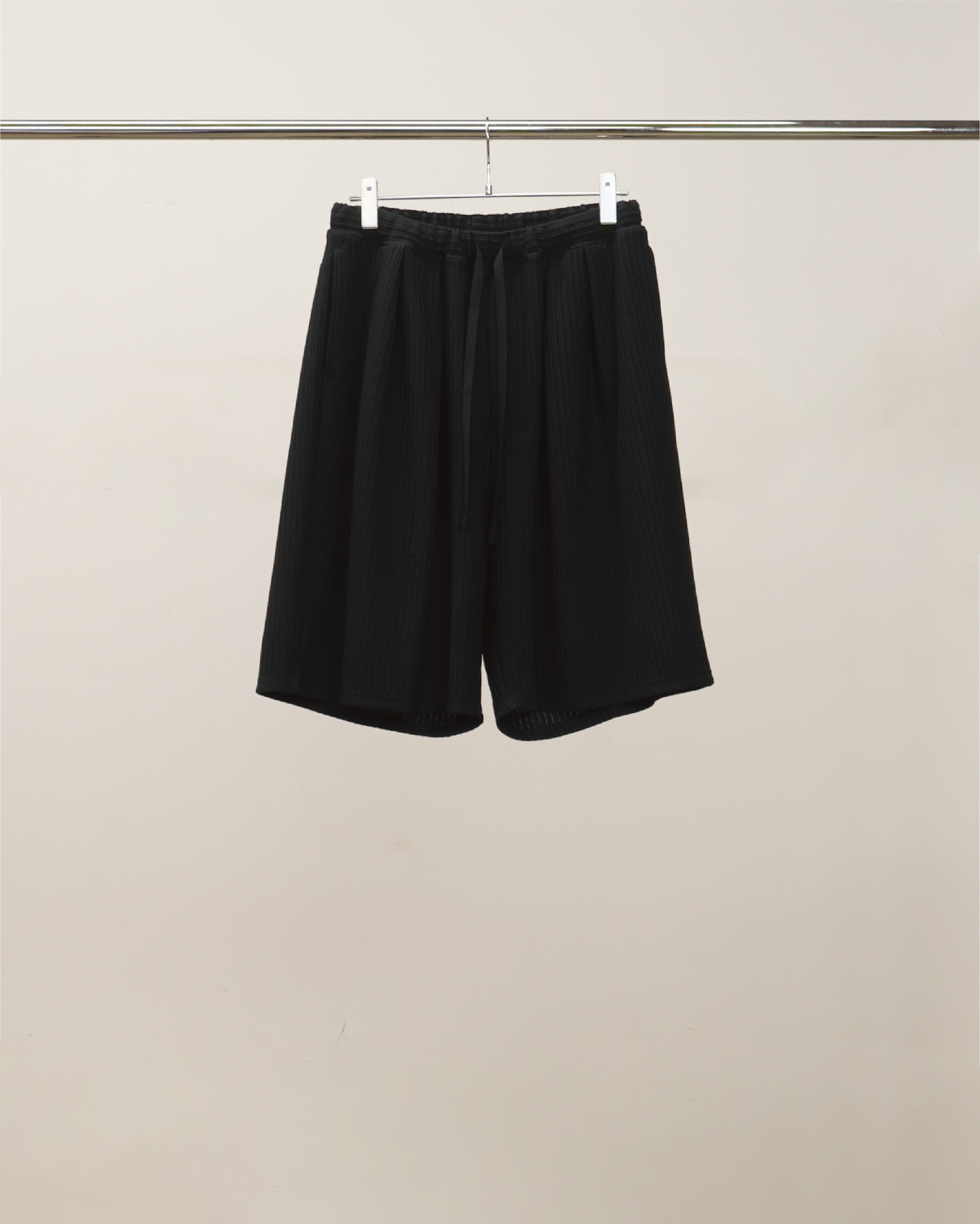 【ANCELLM】WRINKLED STRIPE TUCK SHORT PANTS - BLACK