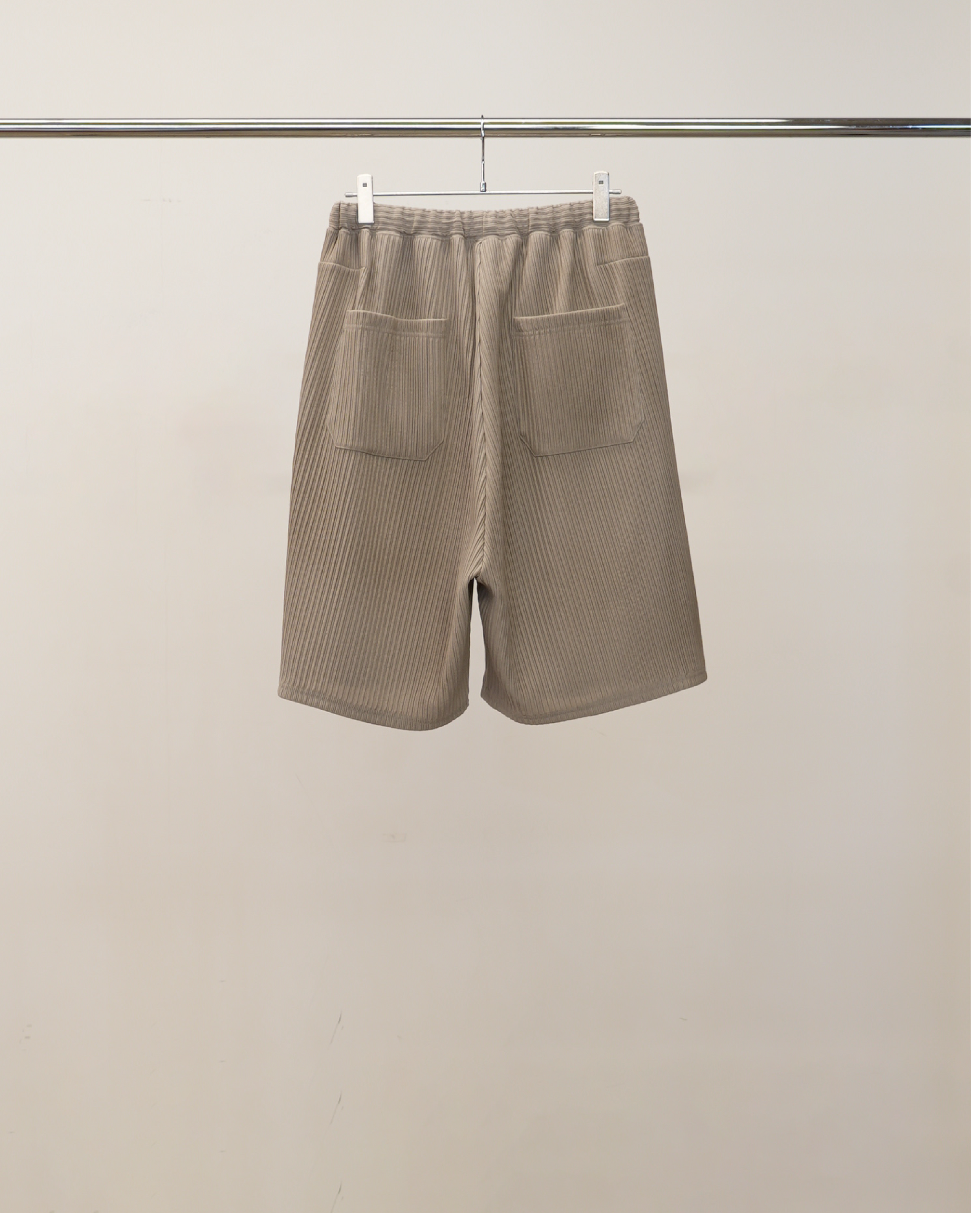 【ANCELLM】WRINKLED STRIPE TUCK SHORT PANTS - GREIGE