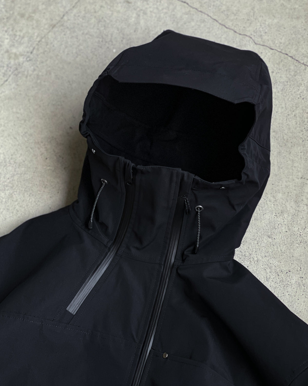 【PASTOR NOVA】DIAGONAL TECH HOODED JACKET - BLACK