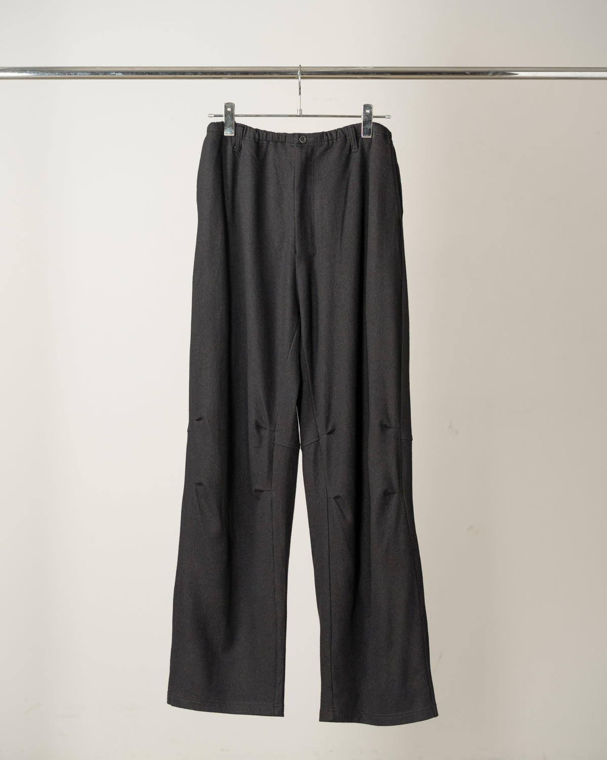 【ANCELLM】WOOL CUT KNEE TUCK SLACKS - BLACK