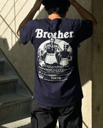 Load image into Gallery viewer, [KOSUKE KAWAMURA × GOOD JUNK STORE CAFE BROTHER] &quot;SOUVENIR TEE&quot; PAN EXCLUSIVE - NAVY
