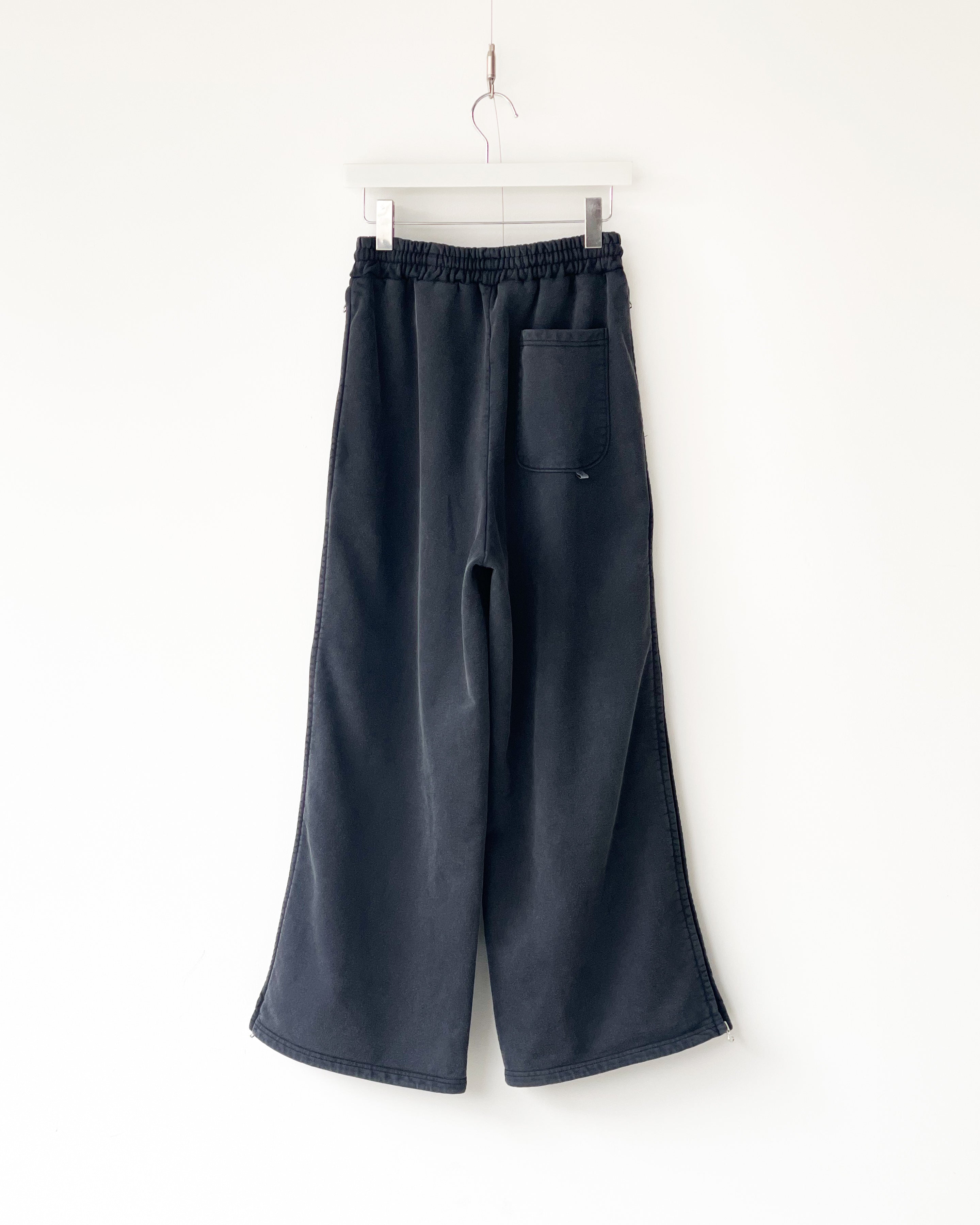 パンダ Présente】GARMENT DYED SIDE ZIP SWEAT PANTS - FADE BLACK