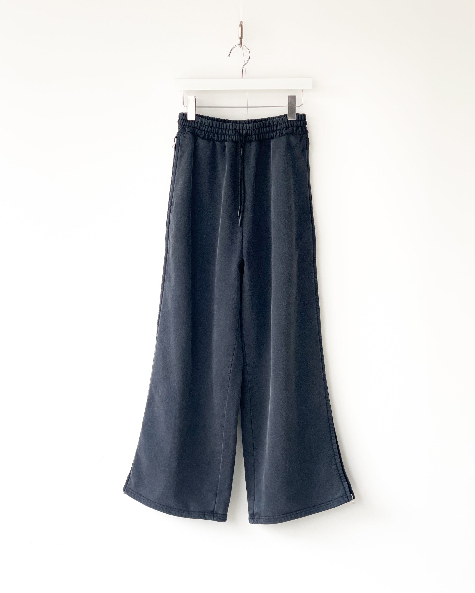 【Présente】GARMENT DYED SIDE ZIP SWEAT PANTS - FADE BLACK（6月21日20時発売開始）