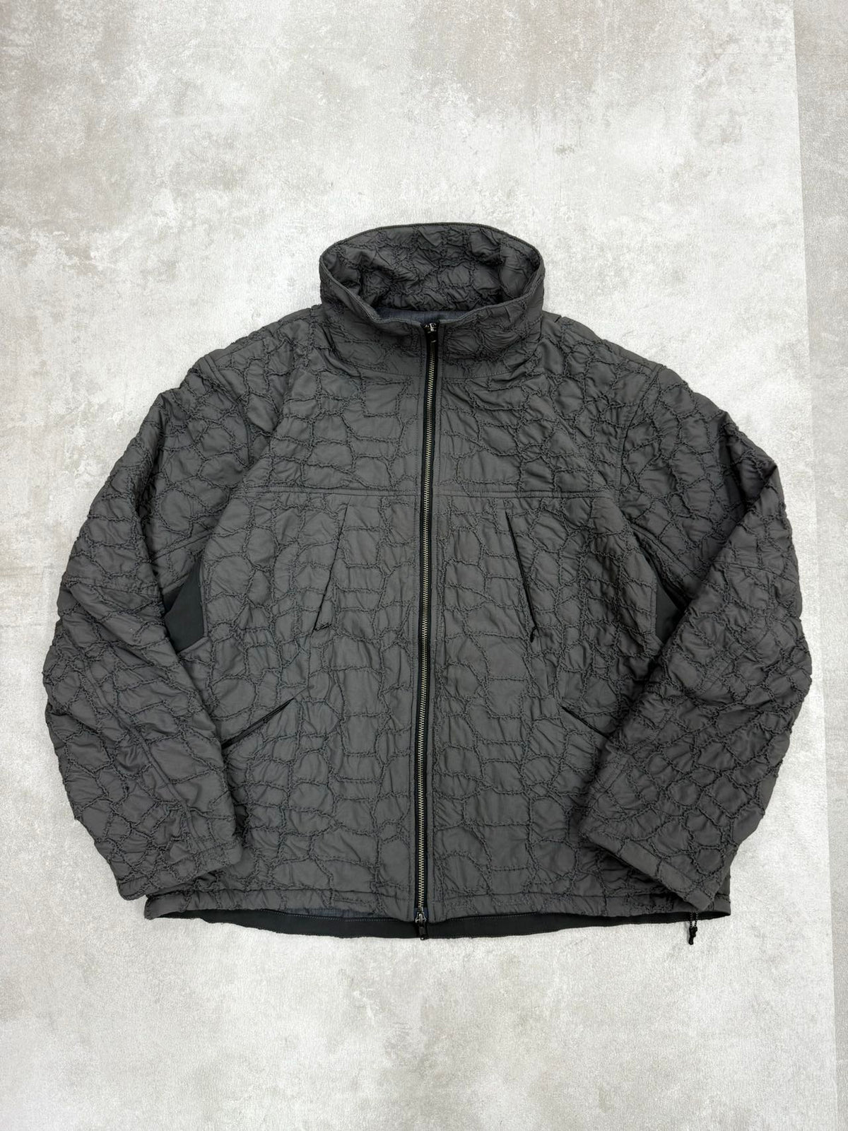 【PASTOR NOVA】EMB.CODE INSULATION JACKET - CHARCOAL