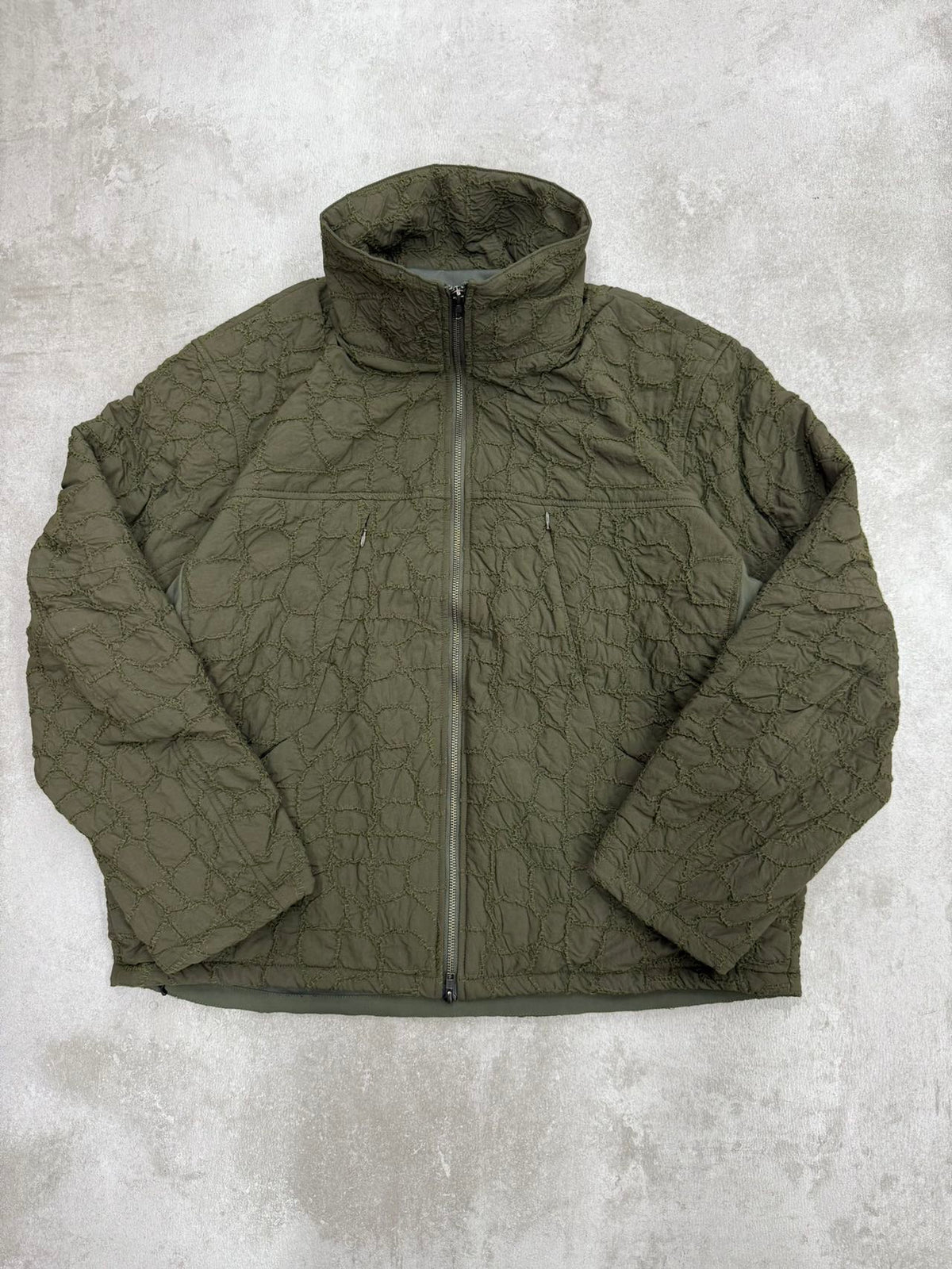 【PASTOR NOVA】EMB. CODE INSULATION JACKET - KHAKI