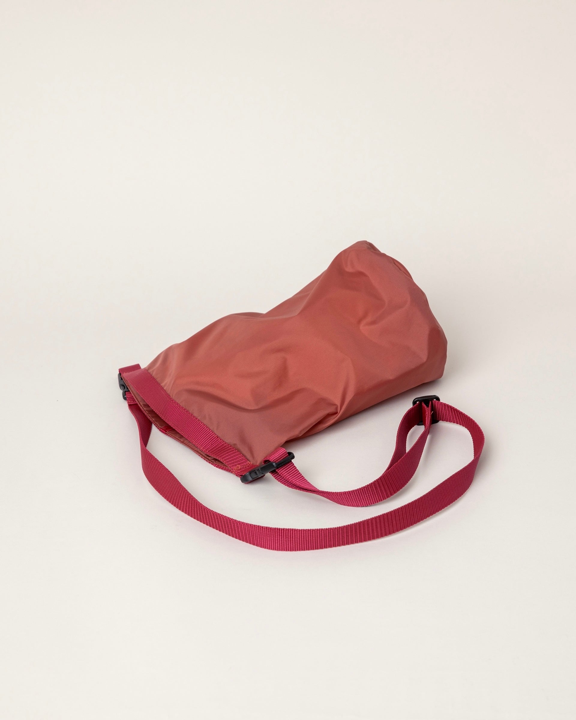 [ERA.]RENYLON ROLL TOP BAG 3L ​​- BRICK