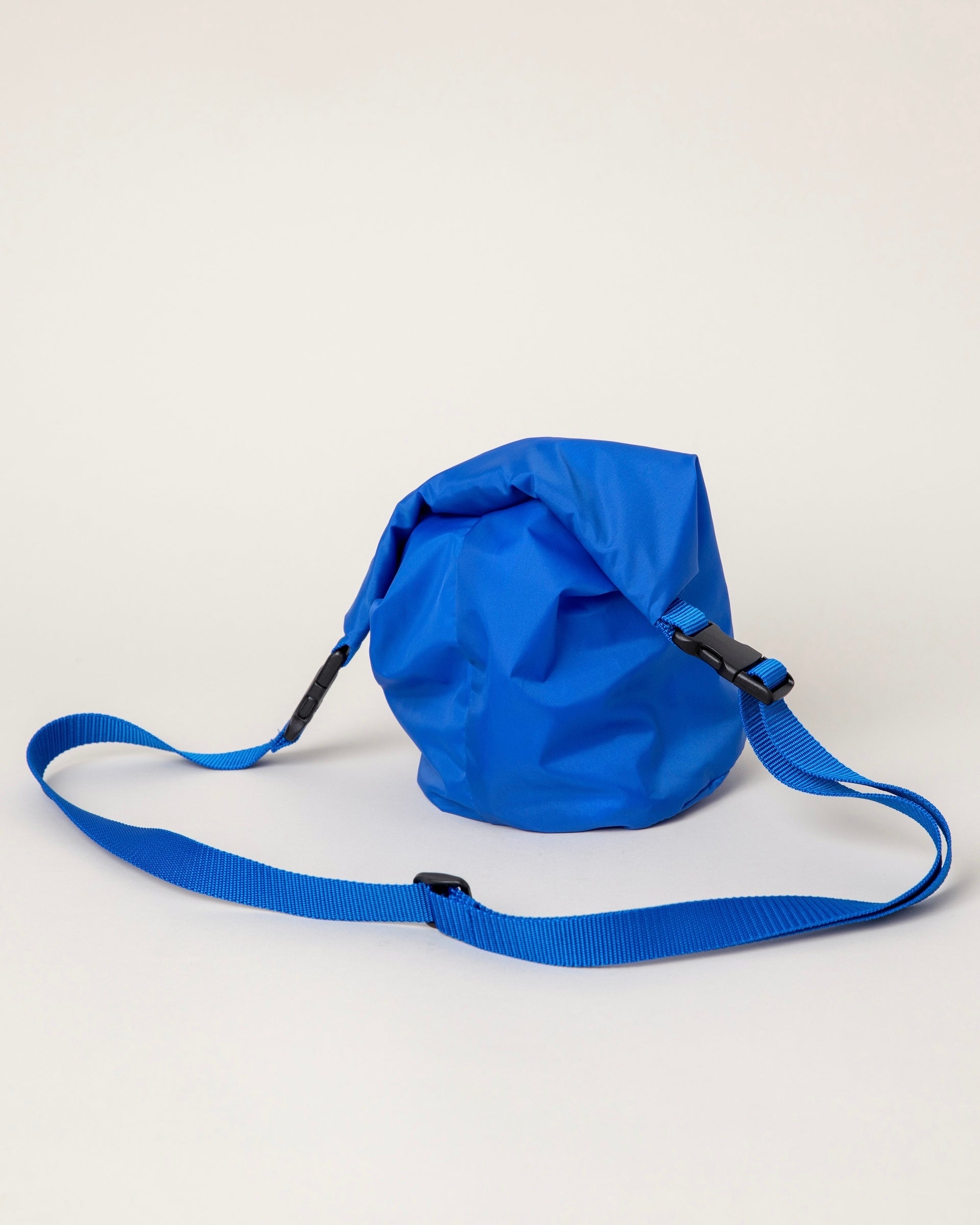 [ERA.]RENYLON ROLL TOP BAG 3L ​​- ROYAL