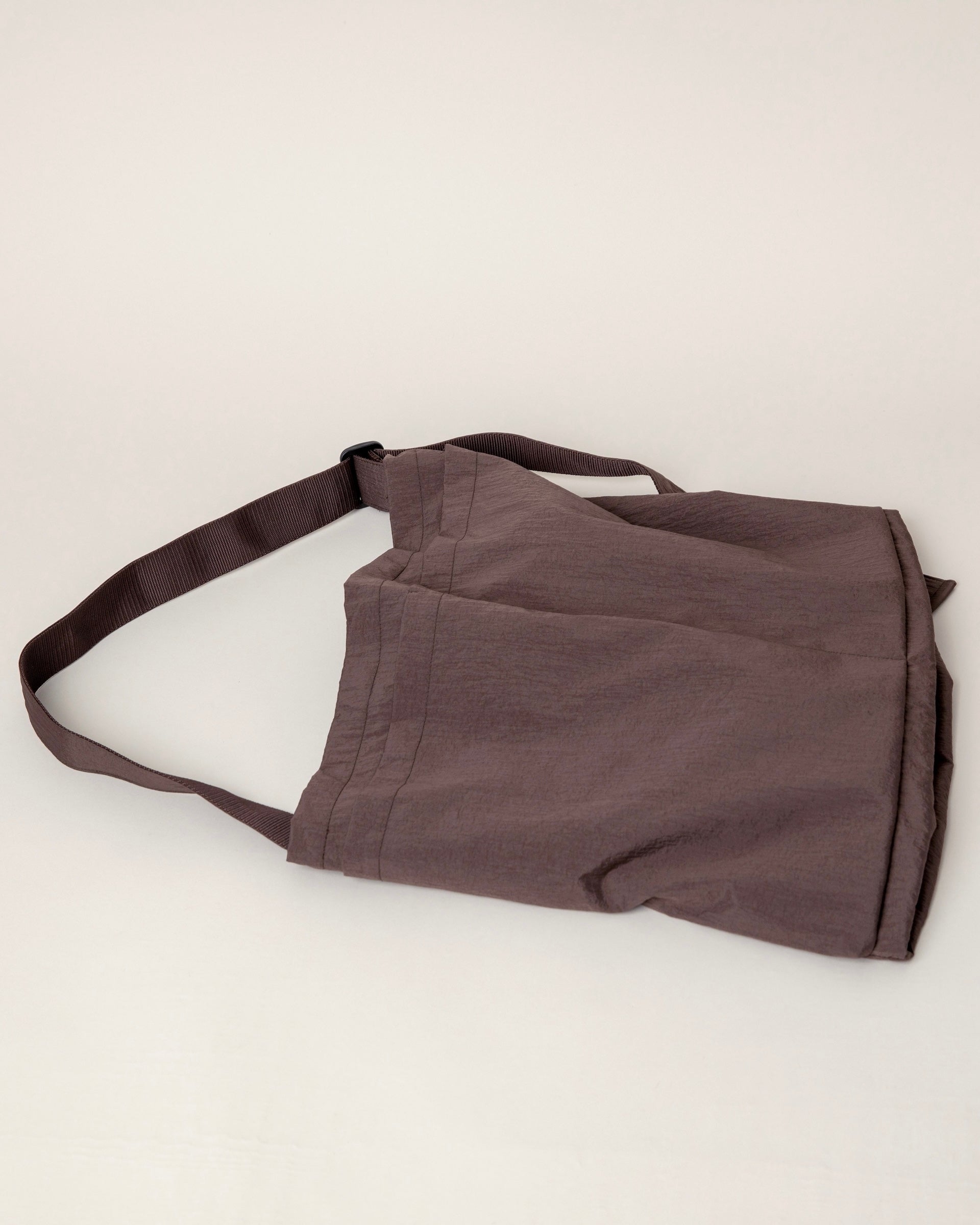 [ERA.]SHRINK TAFFETA US HELMET BAG - UMBER