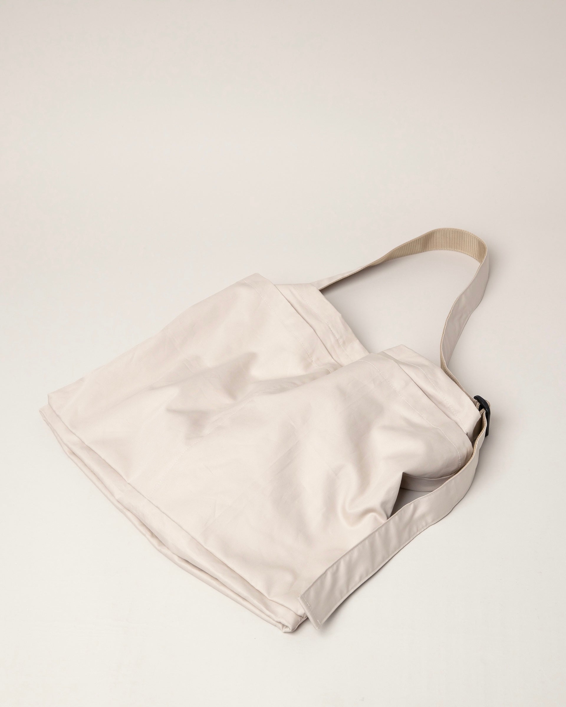 [ERA.] SUMMER GABARDINE US HELMET BAG - BEIGE
