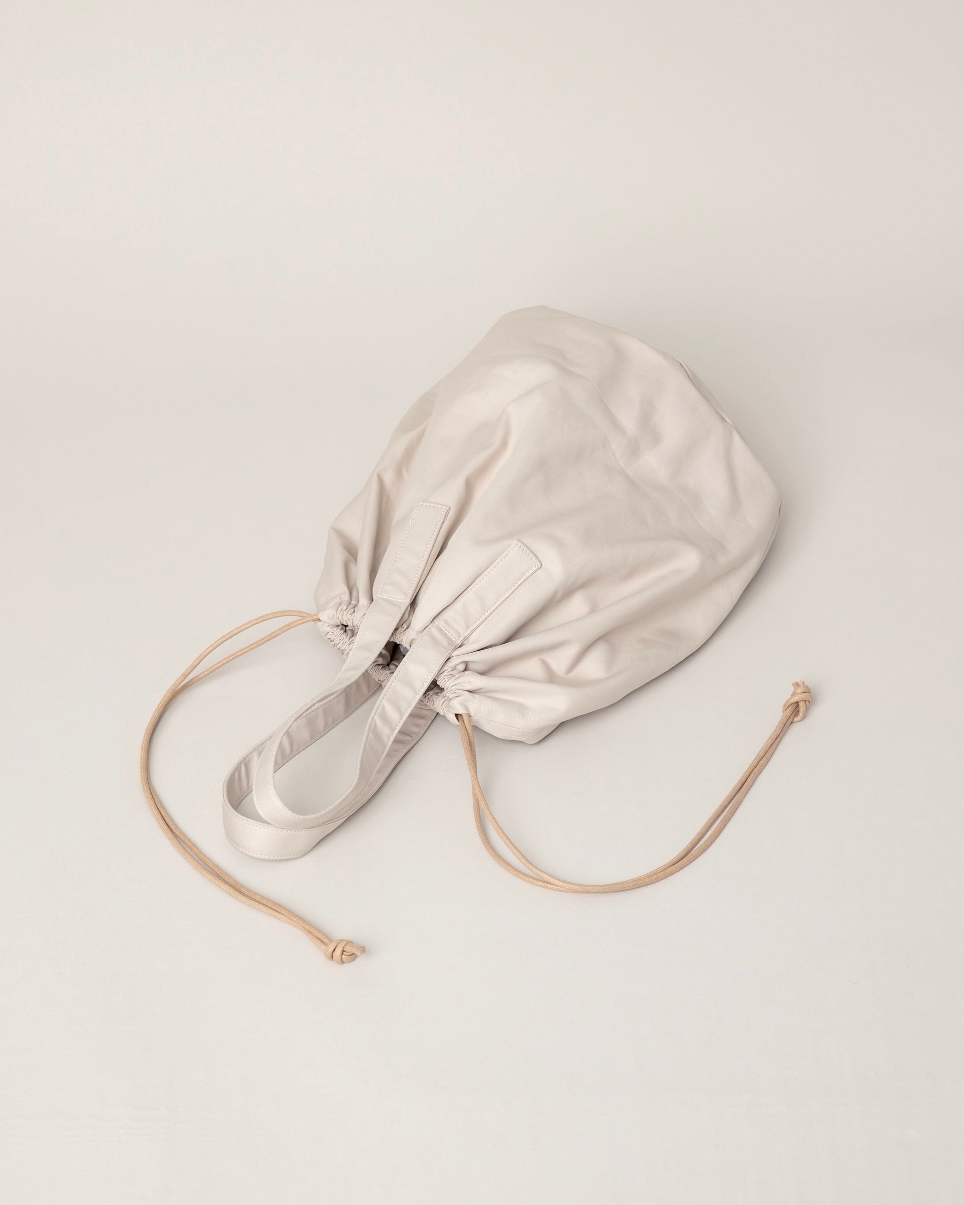 [ERA.] SUMMER GABARDINE HELMET BAG - BEIGE