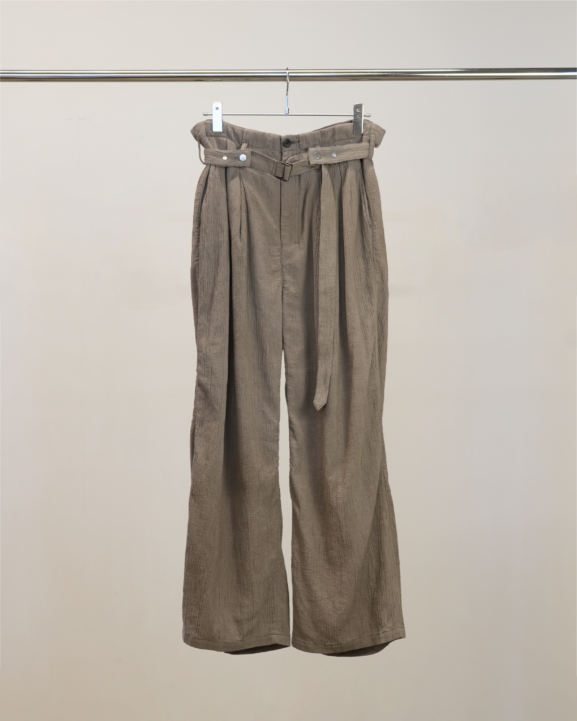 【ANCELLM】BELTED CREPE TUCK SLACKS - GREIGE