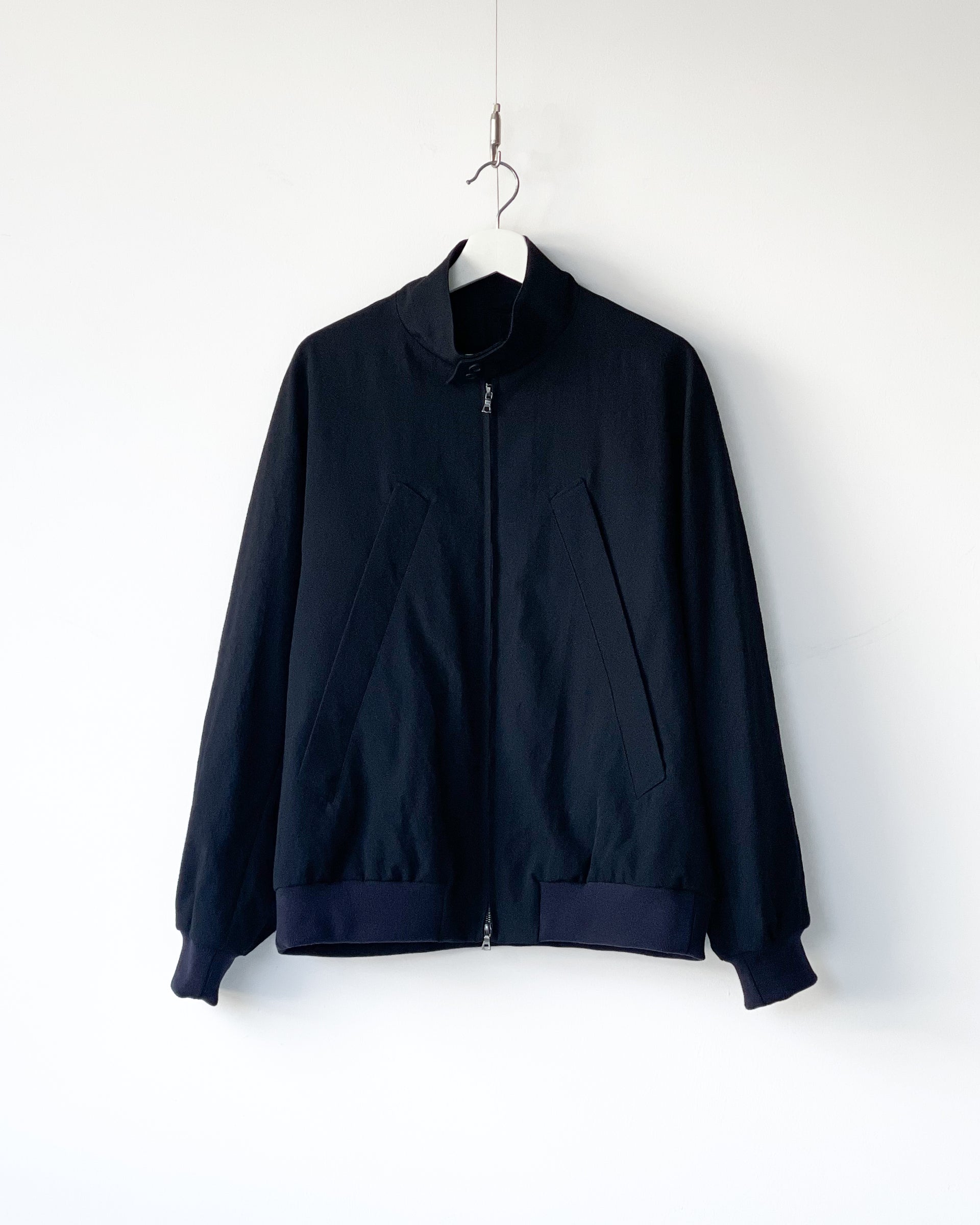 【blurhms】ROUGH WOOL GABARDINE HARRINGTON JACKET - BLACK NAVY