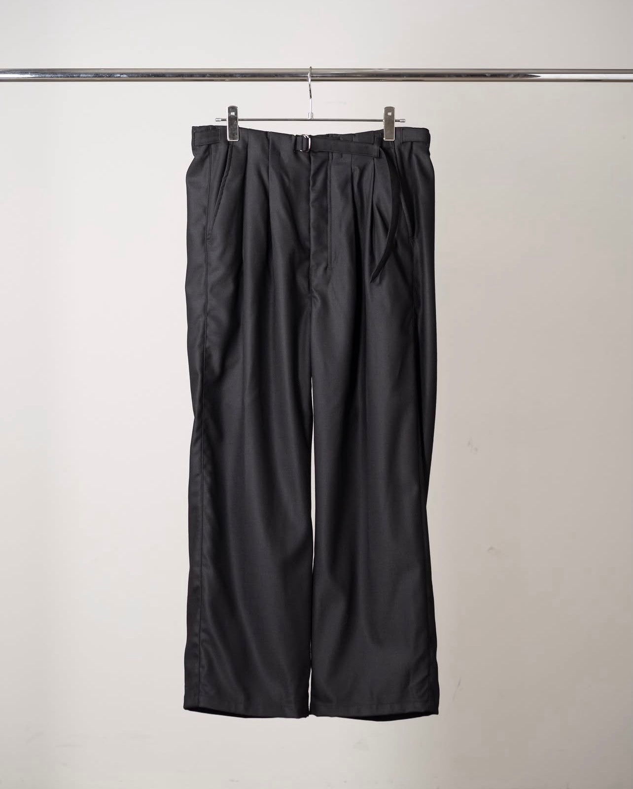 【ANCELLM】WOOL SATIN BELT-LESS SLACKS - BLACK